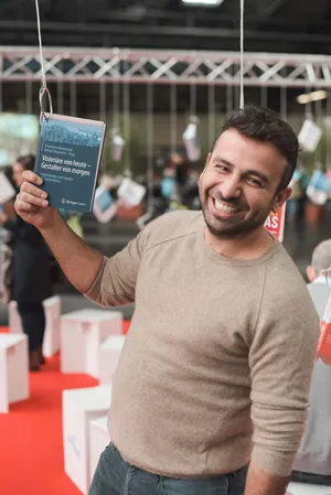 Das Bild zeigt den Berater Salih Dagler, der Personen bei der Gründung einer Stiftung unterstützt.